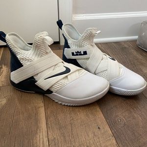 Nike Lebron Soldier XII  Mens Sz 12 Basketball Shoes